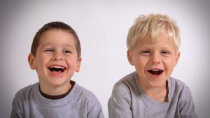 lachende broertjes