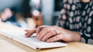 Computertoetsenbord en typende handen