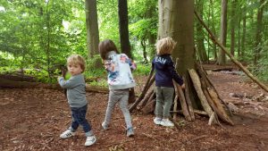 Avontuurlijk buitenspel - materialen en spelaanleidingen