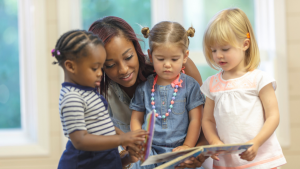 pedagogisch medewerker leest kinderen voor